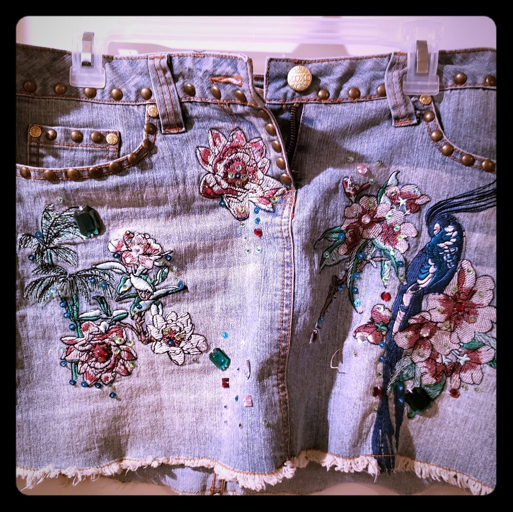 Skirt embroidered with stones